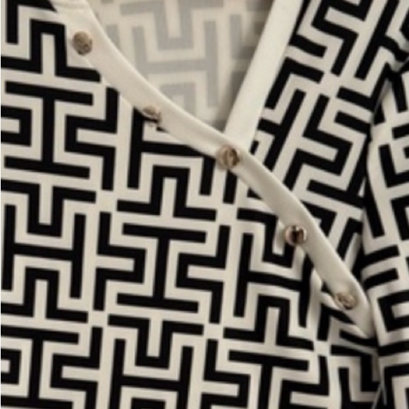 Chicme Women’s Large Geometric Print Long Sleeve Blouse - Picture 3 of 6